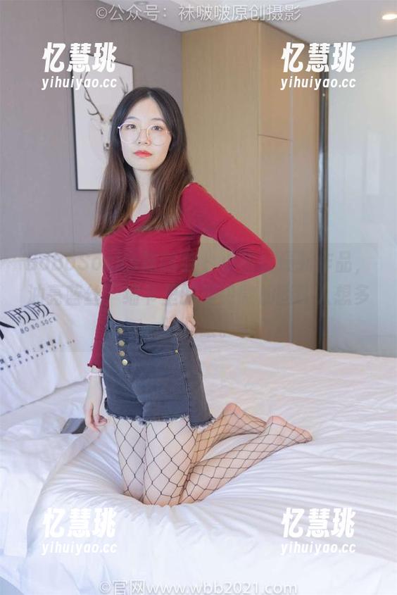 BoBoSocks袜啵啵-小甜豆 BoBoSocks袜啵啵 - 小甜豆最新作品,油亮蓝丝,细节里的脚尖微加固让人想多瞧几眼。
