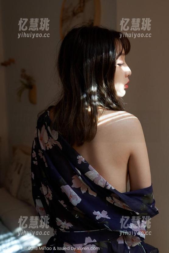 MiiTao蜜桃社 - 在下载伊素妍的白丝写真集之前，先确保旁边无人，你懂的！