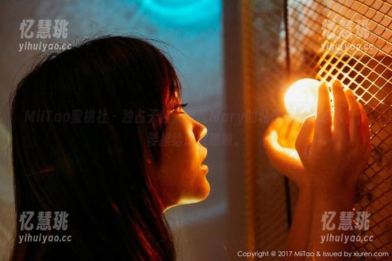MiiTao蜜桃社-蜜蕊Mary MiiTao蜜桃社 - 独占天台,蜜蕊Mary的私房美图太撩人了,要推给朋友瞧瞧。