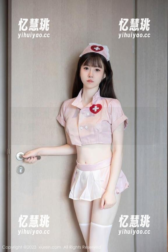 Xiuren秀人网 - 拍照的时候记得给旗袍“鼓掌”——陆萱萱傲娇的复古写真美图。