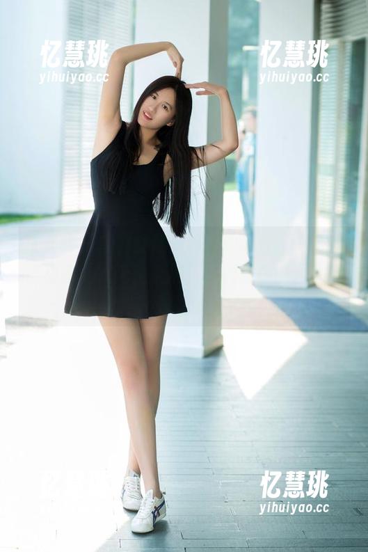 推女郎 - 套图就像是曾水的舞台，高清的流动感让人无法抵挡，连衣裙在微风中轻轻摇曳。