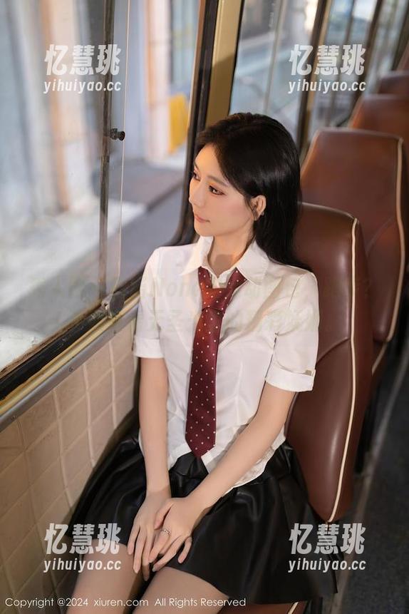 秀人网 - 诺诺Nono的运动图包，跑步？不如看看无圣光里的精彩妩媚。