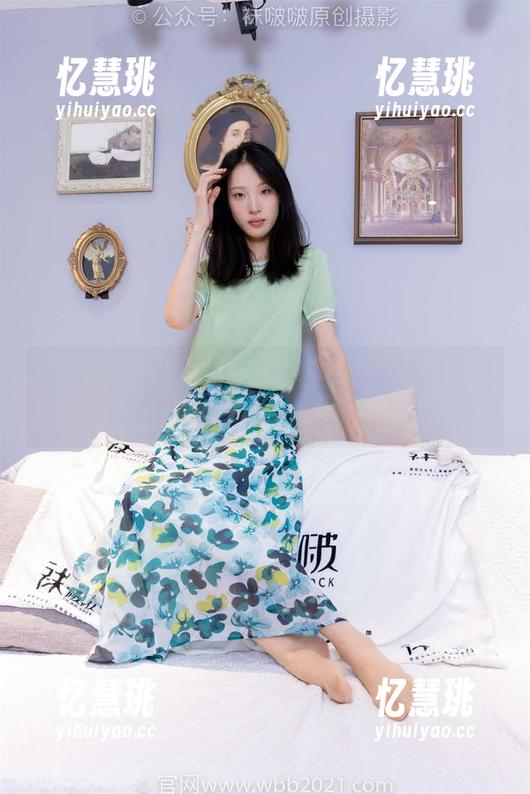袜啵啵-糯米 袜啵啵 - 糯米的ol风写真,花絮版的每一张都是信手拈来?