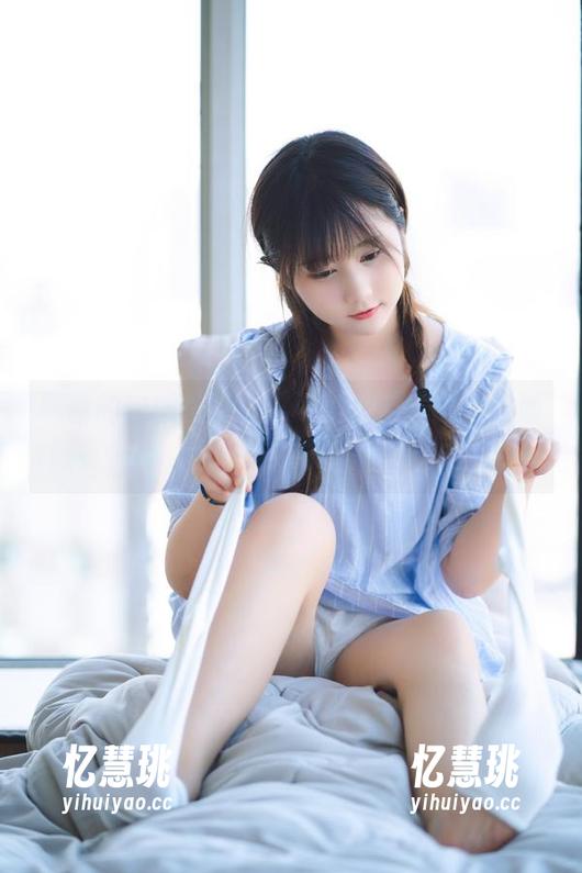 镜酱 镜酱的校服写真:这可是无圣光的“没脸面”时刻