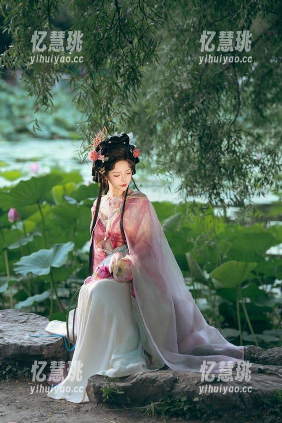 雯妹不讲道理 黑丝肚兜和雯妹不讲道理的囧态,分享个图包让人喷饭不已!