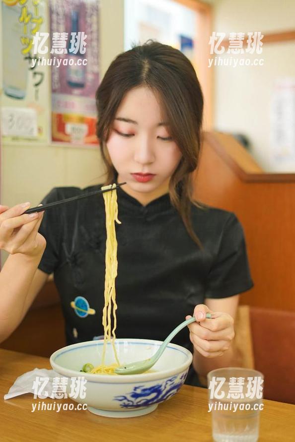黑川 黯淡的背景下,黑川的原图让我好奇,南小鸟是无意中散发出这种迷离气息的吗?
